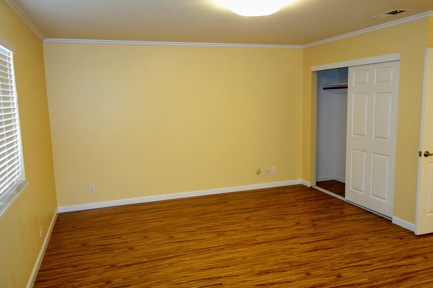 Building Photo - 983 Hacienda Circle