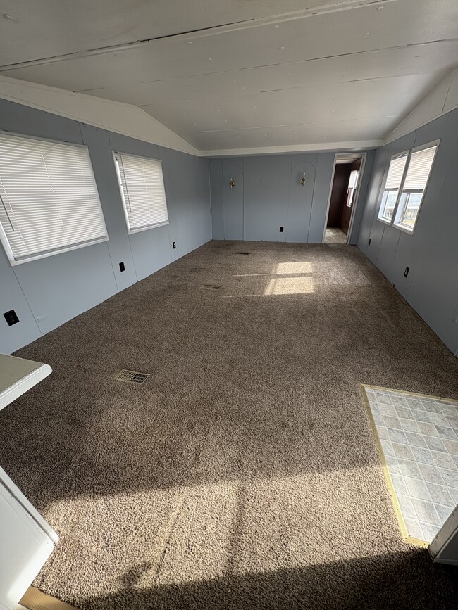 Building Photo - 2156 N Weaver Rd