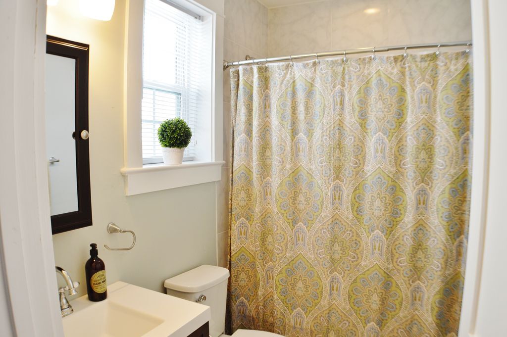 Bath 2 - 15 Sires St