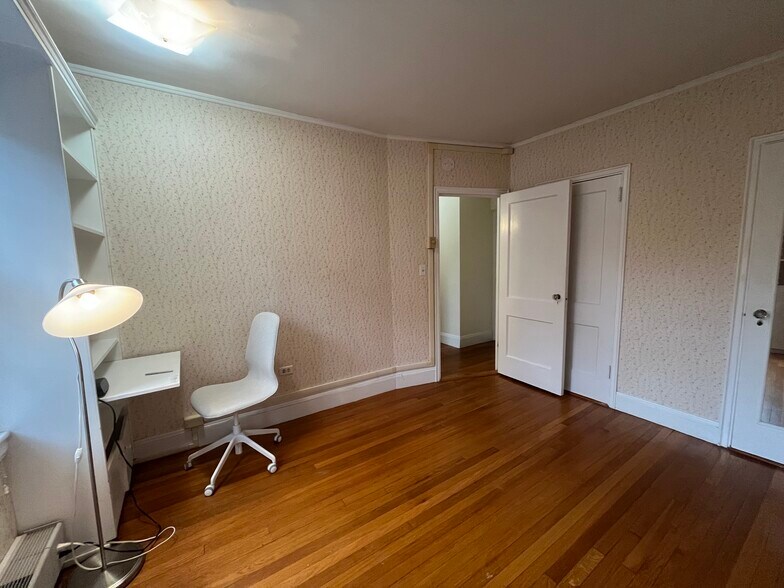 Building Photo - 988 Memorial Dr