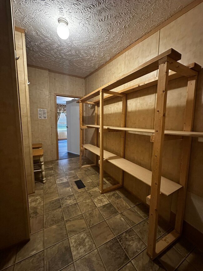 Building Photo - Spacious 4 bedroom/2 bath home for rent - ...