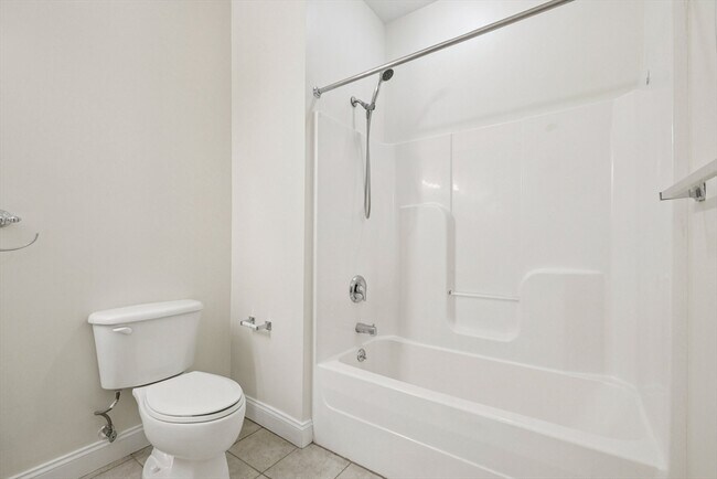 Building Photo - 527 Pawtucket St