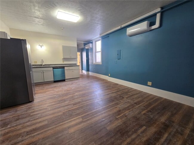 Building Photo - 27 E Main St