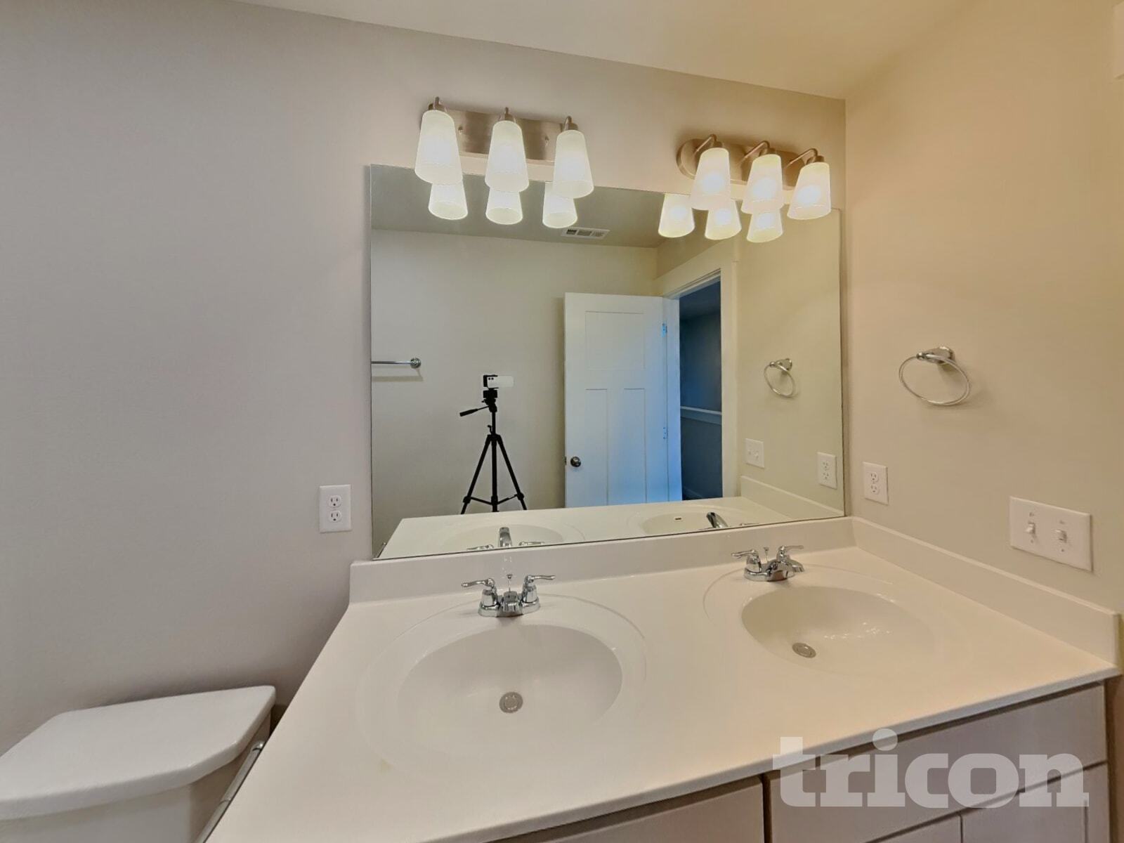 Building Photo - 4937 Kingdom Dr