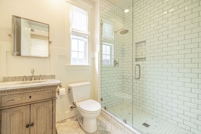 Building Photo - Refined Living in the Heart of Valencia