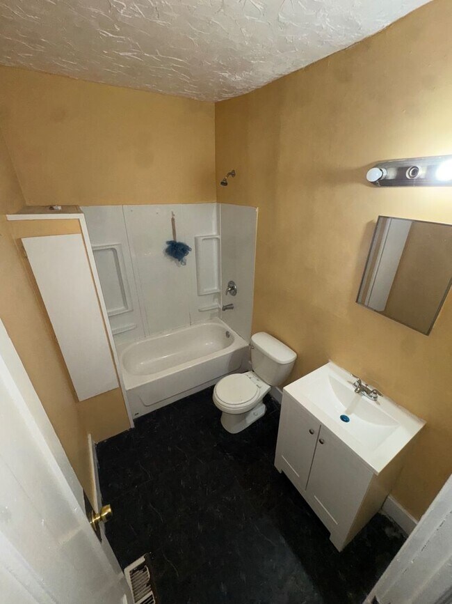 Building Photo - 1633 Eddington Rd