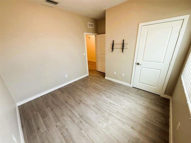 Building Photo - 1704 NE White Pine Terrace