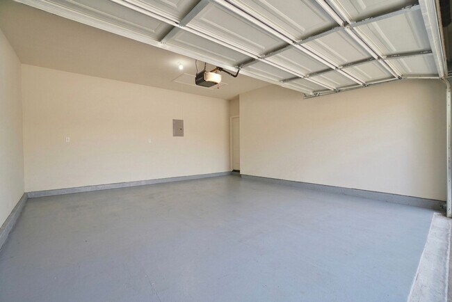Building Photo - 18621 Dry Pond Dr