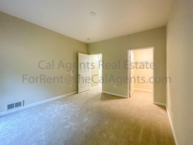 Building Photo - 260 Caldecott Ln