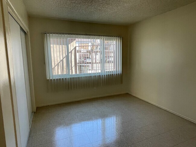 Building Photo - 1302 E Kingsley Ave