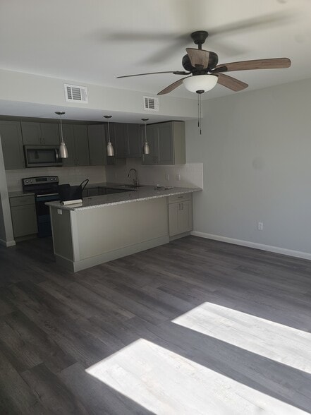 Building Photo - 4985 Catalina Cir