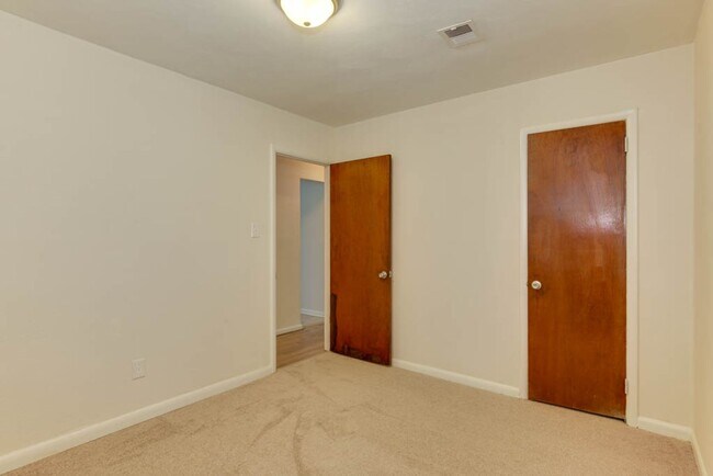 Building Photo - Renovated Virginia Beach Home with Large Yard and Prime Location