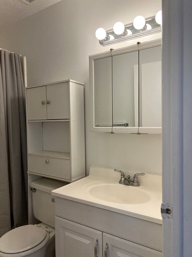 Building Photo - 1030 N 250 W