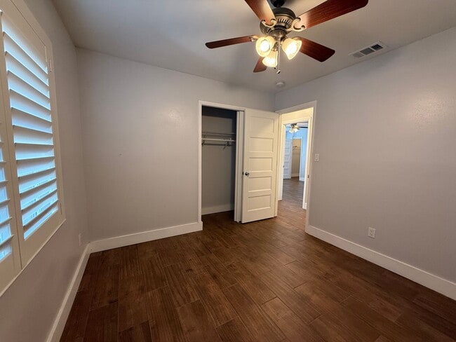 Building Photo - *****Amazing 3-bedroom, 2-bathroom, Carport, Single Family, Bungalow-style Home. Small Dog Friend...