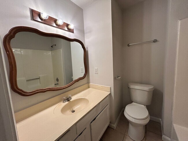 Building Photo - MOVE-IN SPECIAL! End Unit in Main Station with Hardwood Floors and Fireplace