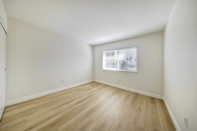 Building Photo - Charming 55+ Fully Remodeled 2 Br. 1 Ba. Duplex - Sunny Hills