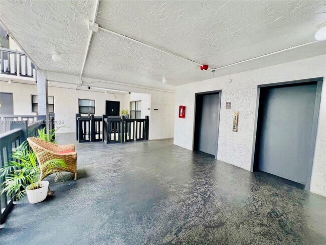 Building Photo - 1021 Mockingbird Ln