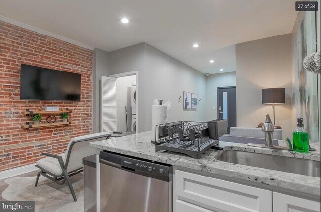 Building Photo - 3221 Noble St