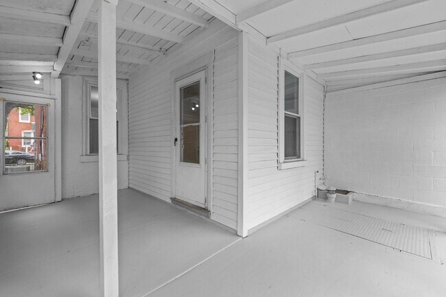 Building Photo - 560 King St