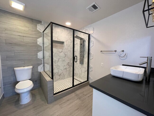 Building Photo - 330 Plantation Dr