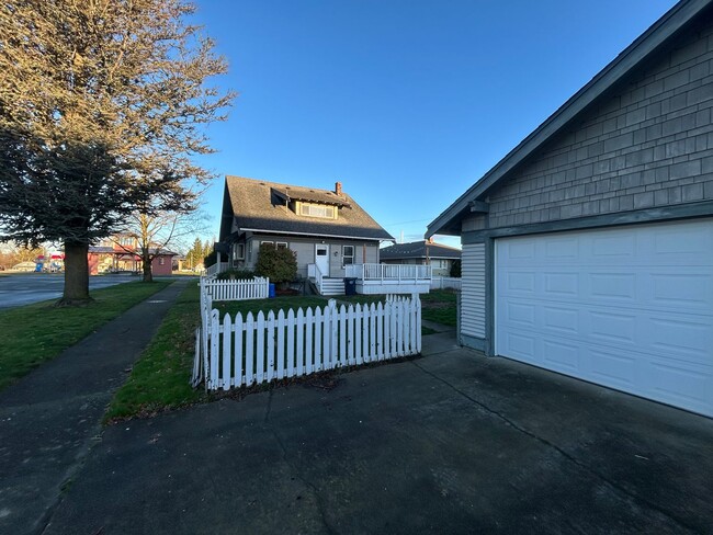 Building Photo - 4 Bedroom, 2 Bathroom House in Lynden with Fenced Yard
