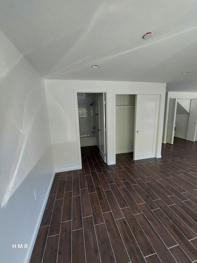Building Photo - Brand new studio in LA