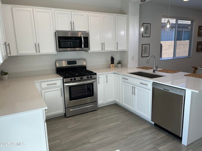 Building Photo - 9137 W Sells Dr