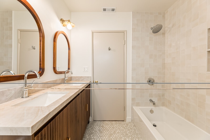 Building Photo - 3205 Fairesta St