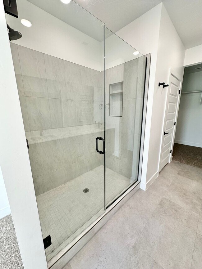 Building Photo - PET FRIENDLY!! HURRICANE TOWNHOME!