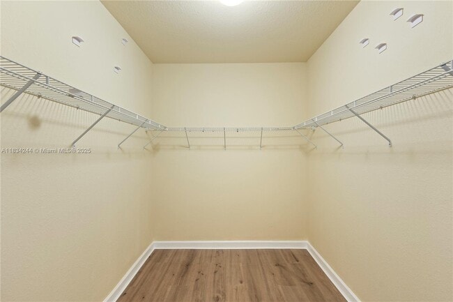 Building Photo - 9600 Town Parc Cir N
