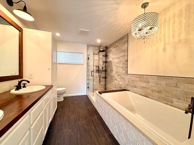 Building Photo - Beautiful 3 Bedroom, 2.5 Bathroom Fully Remodeled Home in Orangevale!