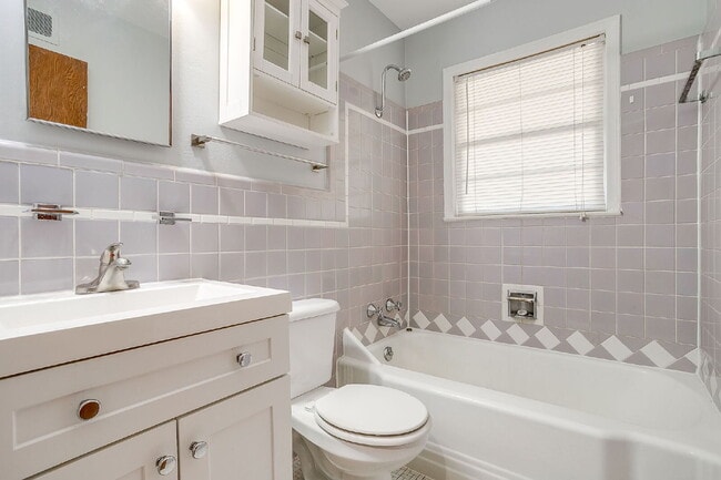 Building Photo - Historic 2 bed, 1 bath Apartment in Covete...