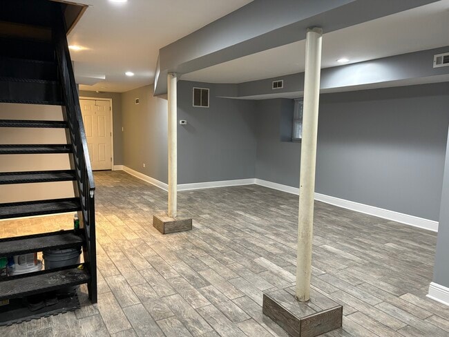 Building Photo - 522 N Troy St