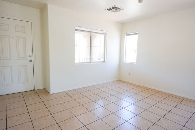 Building Photo - Well-Maintained 3 Bed, 2.5 Bath Home with Garage & Private Backyard