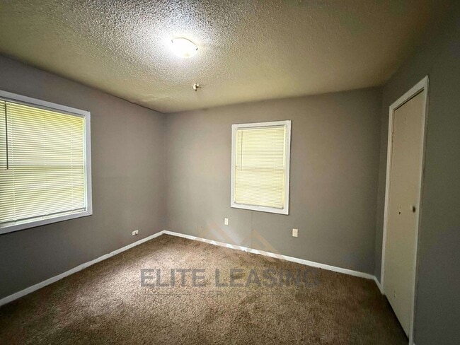 Building Photo - Charming 2-Bedroom Home