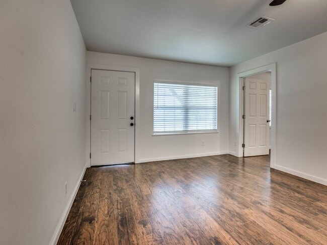 Building Photo - 4 bedroom 2 bath home in Shawnee!