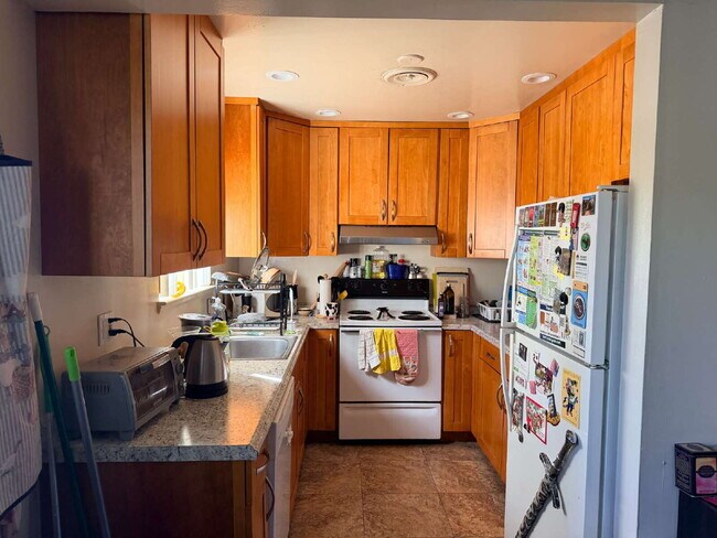 Building Photo - Private bedroom within a 4 Bed / 3 Bath Duplex in Central Davis — Available now.