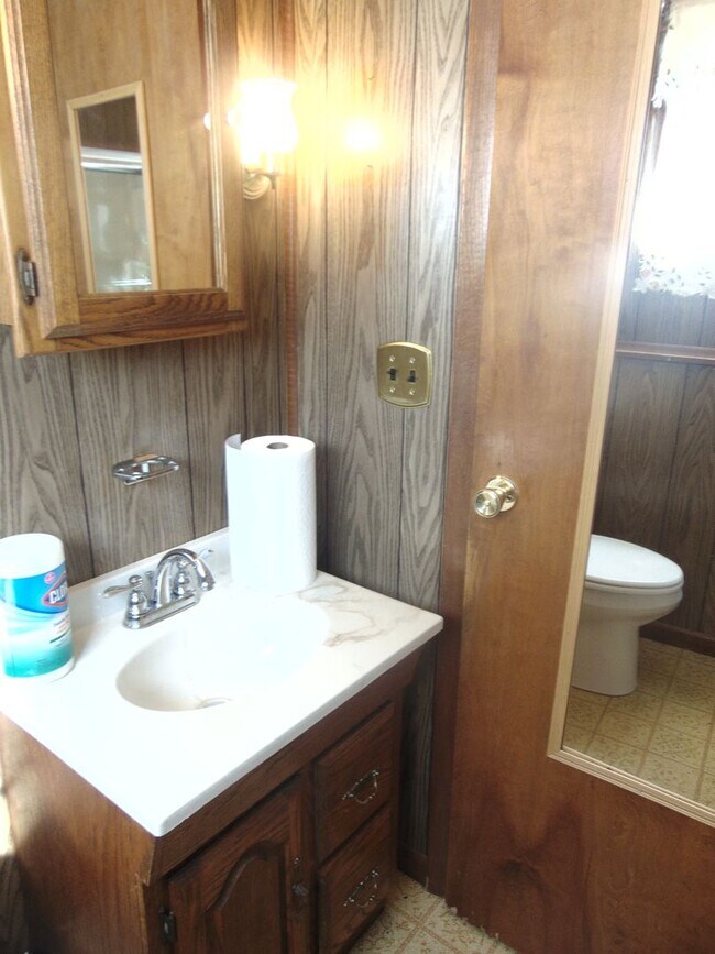 Building Photo - Fayette Family Farm House!