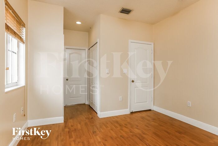 Building Photo - 2332 SW 126th Ave