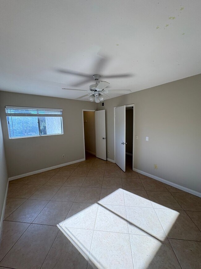 Building Photo - Huge 3 Bedroom 2 Bathroom in Resort Style Community in Mission Valley