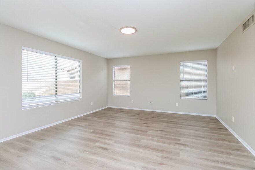 Building Photo - 9216 W Globe Ave