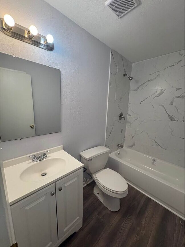 Building Photo - Newly Renovated 2 Bedroom 1.5 Bath