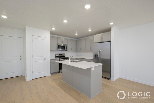 Building Photo - Beautiful Brand New Townhome in Great Eagl...