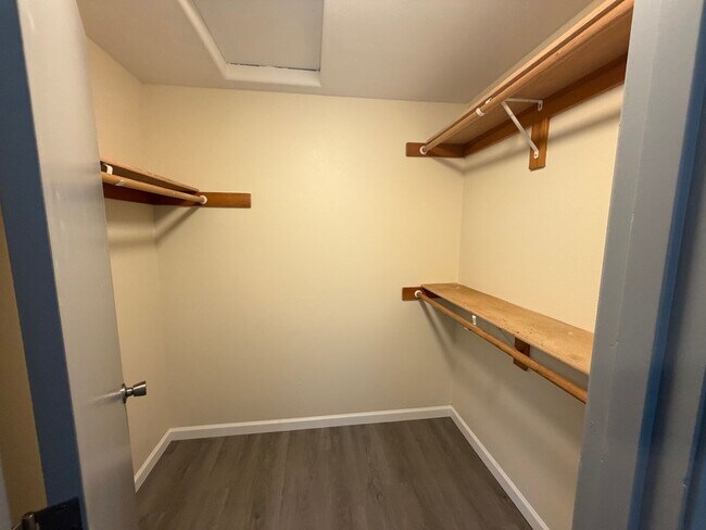 Building Photo - LT606 - A - R