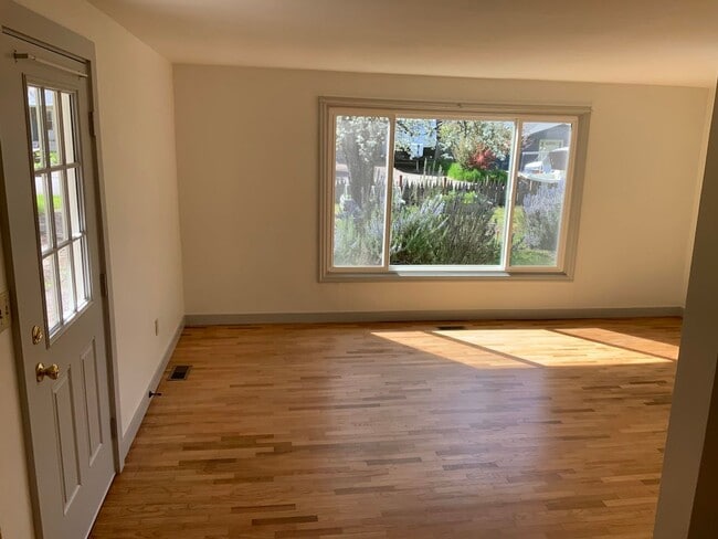Building Photo - 3 Bedroom House in Whiteaker