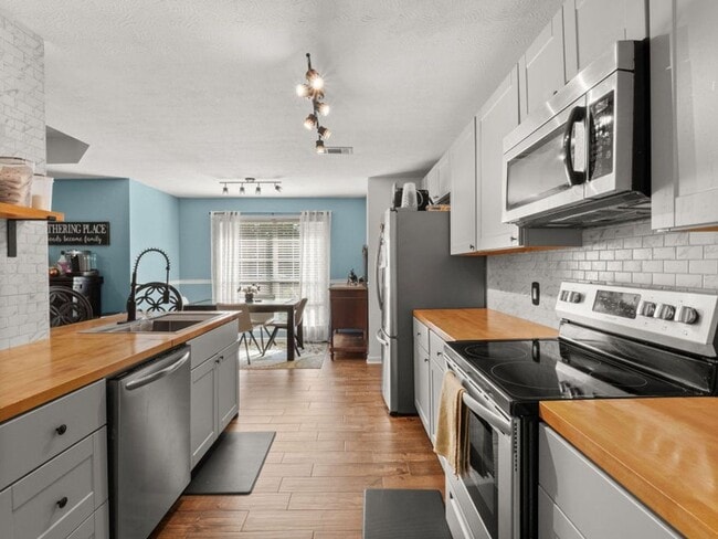 Building Photo - 146 R Allen Rd