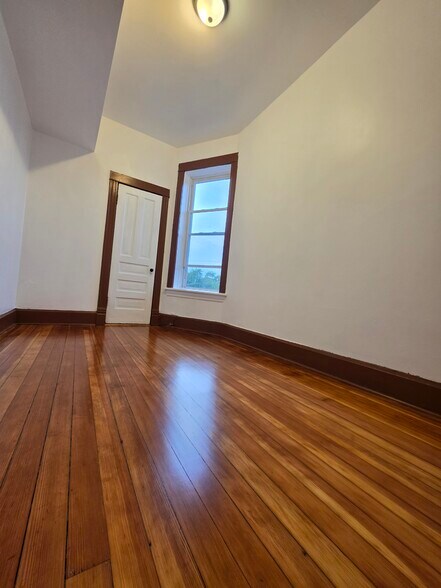 Building Photo - 1138 N Hamlin Ave