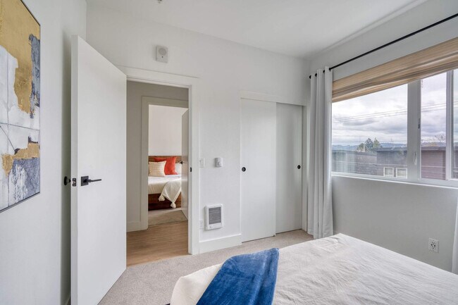 Building Photo - 4980 N Vancouver Ave