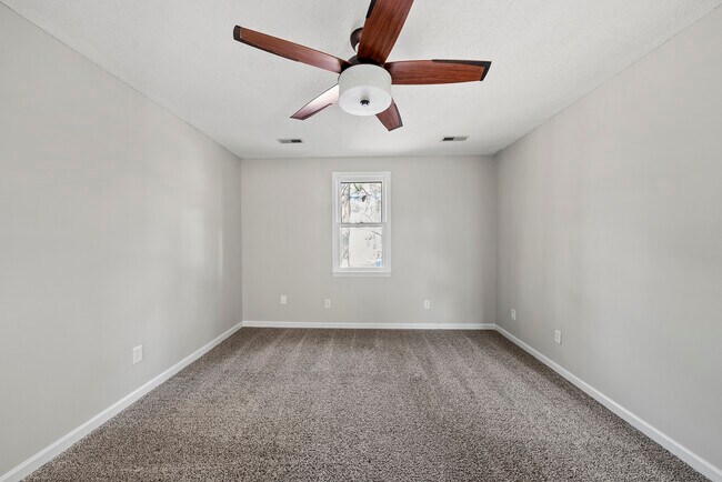 Building Photo - 7404 N Thorncliff Pl