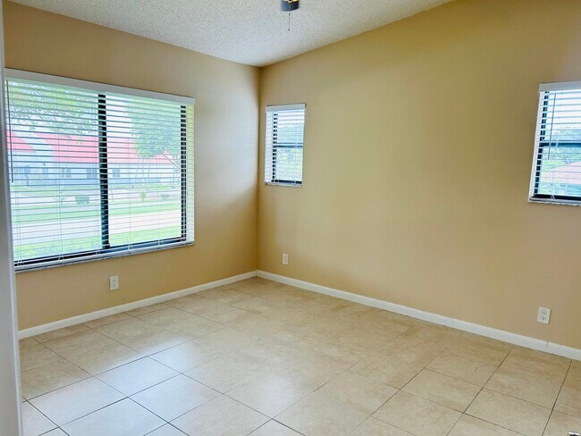 Building Photo - 6649 Somerset Dr